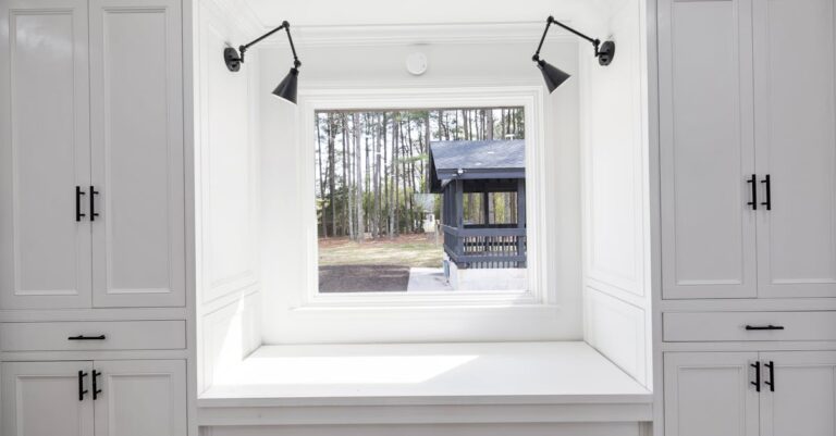 ThermoFensterbank 2.0: Die beheizbare Fenster-Sitzbank mit PCM-Wärmespeicher – solar geladen, abends gemütlich