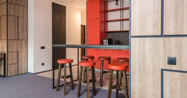 Verdunstungsgekühlte Speisekammer 2.0: Terrakotta-Regale mit PCM-Kernen und passiver Luftführung für frische Vorräte ohne Stromfresser