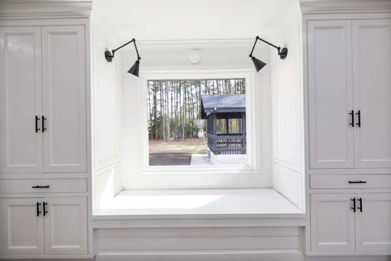 Stauraum unter der Decke: Hängeschränke, Schienen und Highboards in kleinen Wohnungen richtig planen