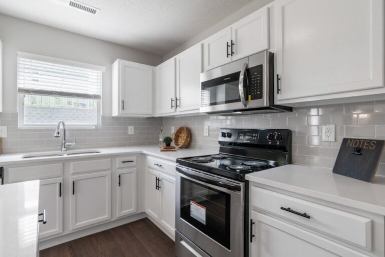 Schrankfronten und Küchenfronten lackieren: Saubere Kanten, robuste Oberfläche, ohne Profi-Kabine