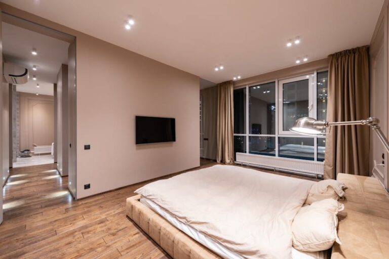 Schallschutz an der Wohnungstür verbessern: Dichtung, Absenkdichtung und Türvorhang richtig kombinieren