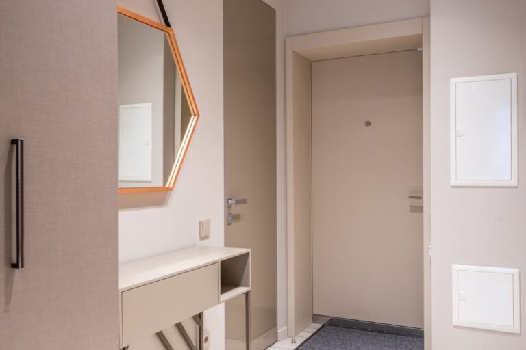 Spiegelwand im Flur richtig planen: Mehr Licht und Weite ohne wackelige Lösungen