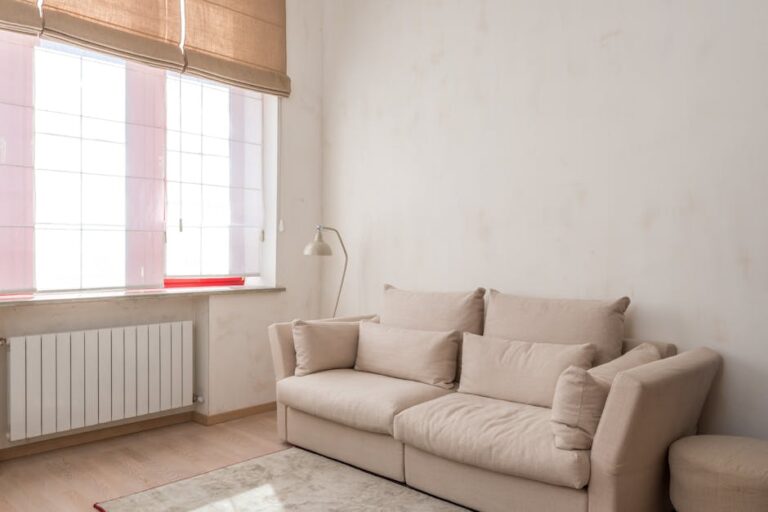 Fenster ohne Bohren dekorieren: Plissee, Klemmrollo und Haftfolie richtig auswählen und montieren