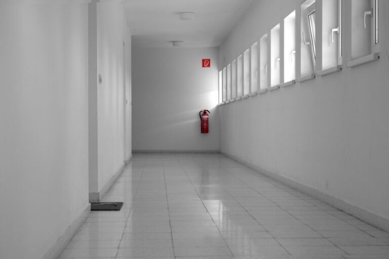 Brandschutz in der Wohnung: Rauchmelder, Fluchtweg und Küchenrisiken praktisch absichern (Miete und Eigentum)